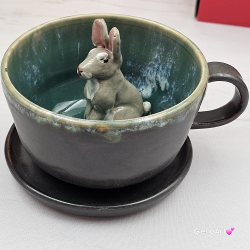 Filiżanka ZAJĄC ceramiczna ze spodkiem z ZAJĄCEM szarakiem w środku ręcznie toczona i malowana w kolorze ciemno - brązowym i zielonym kubek zając z zającem szarakiem Wielkanoc
