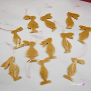 Zawieszka florencka ozdoba zajączek z wosku pszczelego 100 % naturalna - zając na sznurku naturalnym zawieszka na gałązki wierzby lub brzózki wielkanocne miodowy woskowa zawieszka zajączek wielkanocny wosk pszczeli zawieszka naturalna