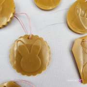 Zawieszka florencka ozdoba wielkanocna z wosku pszczelego 100 % naturalna na sznurku naturalnym zawieszka na gałązki wierzby lub brzózki wielkanocne zawieszka motyw wielkanocny wosk pszczeli zawieszka naturalna