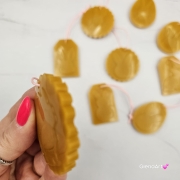 Zawieszka florencka ozdoba wielkanocna z wosku pszczelego 100 % naturalna na sznurku naturalnym zawieszka na gałązki wierzby lub brzózki wielkanocne zawieszka motyw wielkanocny wosk pszczeli zawieszka naturalna