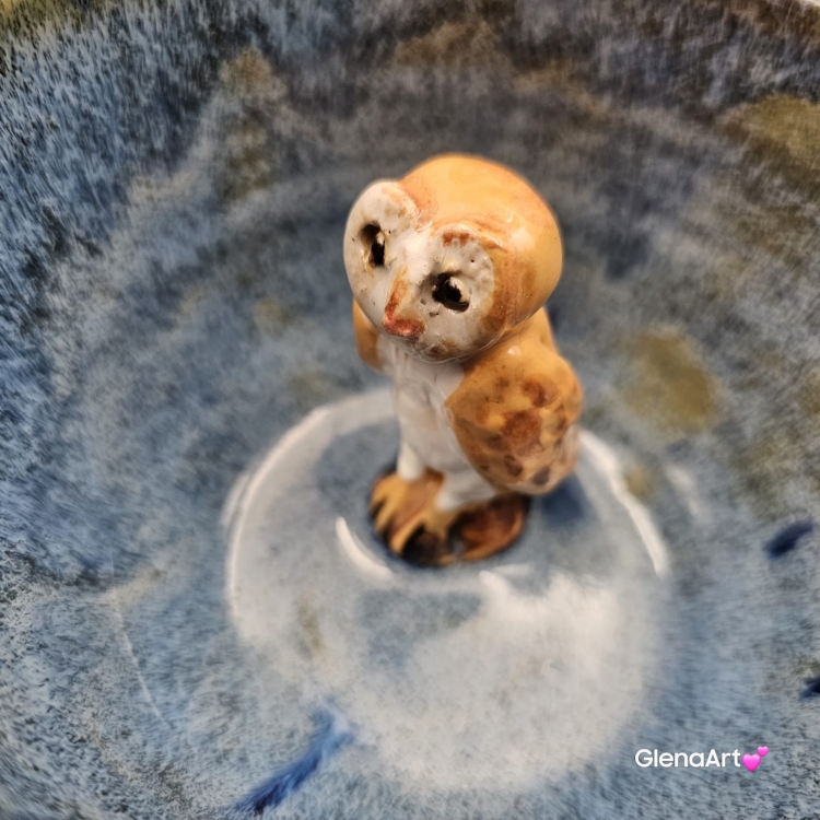 Filiżanka SOWA ceramiczna bez spodka z figurką sówki w środku ręcznie toczona i malowana ze spodkiem szkliwa niebieskie , beżowe i róż sowa :) kubek sowa z sową