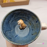 Filiżanka SOWA ceramiczna bez spodka z figurką sówki w środku ręcznie toczona i malowana ze spodkiem szkliwa niebieskie , beżowe i róż sowa :) kubek sowa z sową