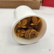 Świeca pszczela świeczka z wosku pszczelego wosk pszczeli w białym szkle naturalna świeca z 100 % wosku pszczelego naturalny bez chemii pachnąca miodkiem i propolisem naturalna świeczka pszczela 150 g wosk