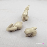 Zajączki ceramiczne 3 szt. figurki jasne kremowe zajączki wielkanocne ręcznie robione Wielkanoc figurka na stół do koszyczka zając