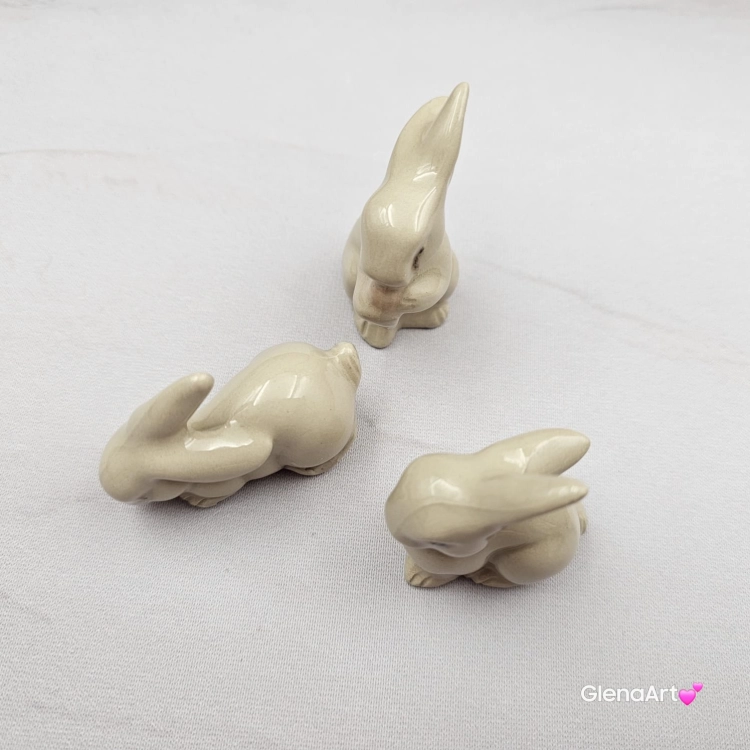 Zajączki ceramiczne 3 szt. figurki jasne kremowe zajączki wielkanocne ręcznie robione Wielkanoc figurka na stół do koszyczka zając