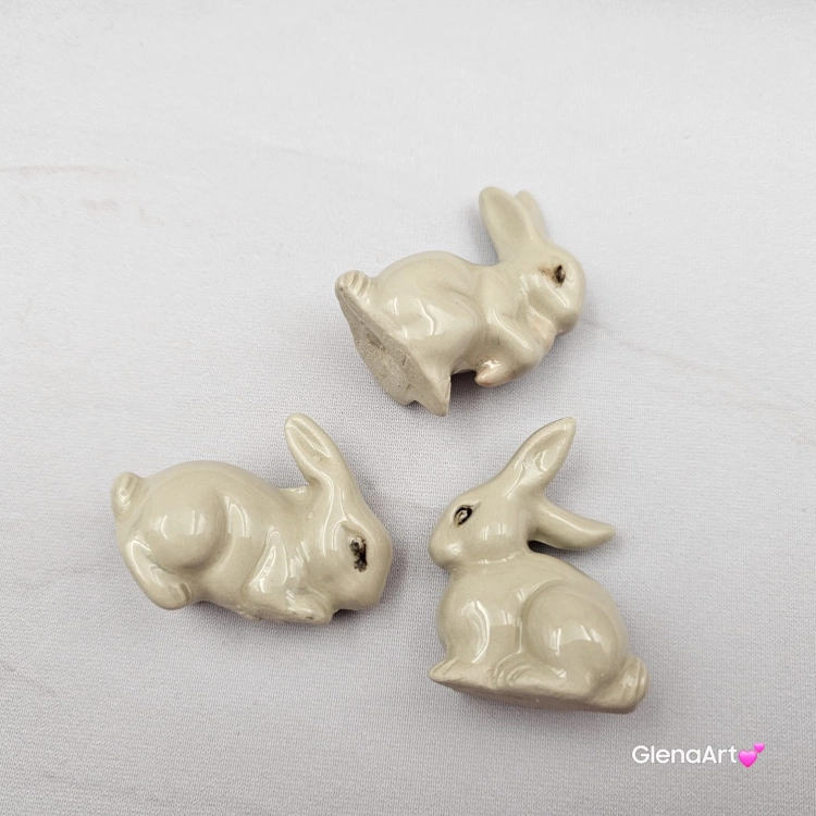 Zajączki ceramiczne 3 szt. figurki jasne kremowe zajączki wielkanocne ręcznie robione Wielkanoc figurka na stół do koszyczka zając