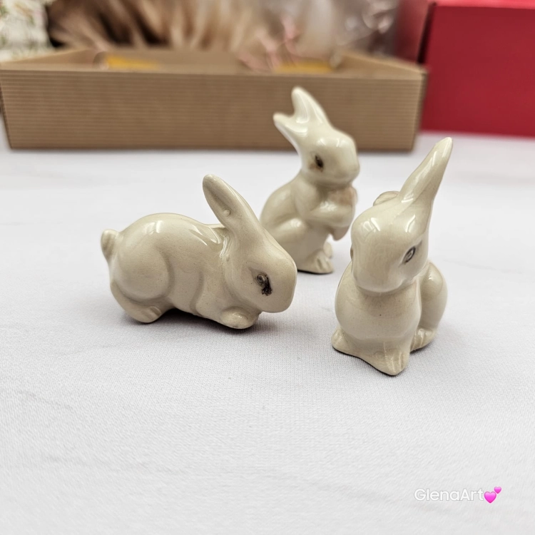 Zajączki ceramiczne 3 szt. figurki jasne kremowe zajączki wielkanocne ręcznie robione Wielkanoc figurka na stół do koszyczka zając