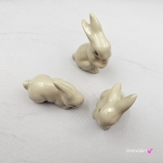 Zajączki ceramiczne 3 szt. figurki jasne kremowe zajączki wielkanocne ręcznie robione Wielkanoc figurka na stół do koszyczka zając