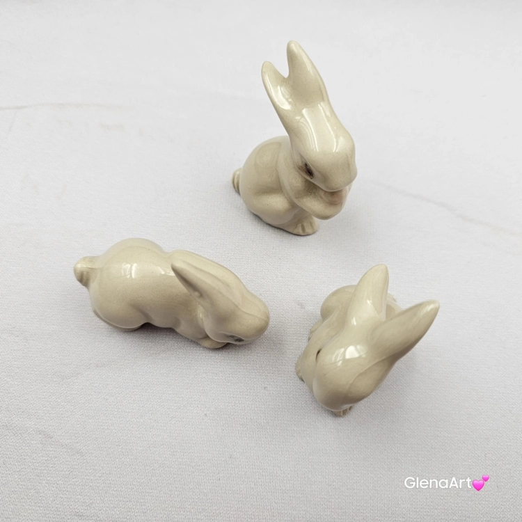 Zajączki ceramiczne 3 szt. figurki jasne kremowe zajączki wielkanocne ręcznie robione Wielkanoc figurka na stół do koszyczka zając