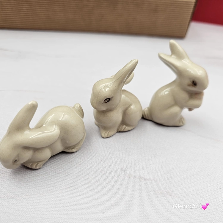 Zajączki ceramiczne 3 szt. figurki jasne kremowe zajączki wielkanocne ręcznie robione Wielkanoc figurka na stół do koszyczka zając