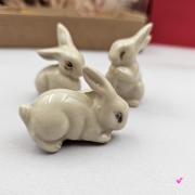 Zajączki ceramiczne 3 szt. figurki jasne kremowe zajączki wielkanocne ręcznie robione Wielkanoc figurka na stół do koszyczka zając