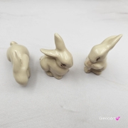 Zajączki ceramiczne 3 szt. figurki jasne kremowe zajączki wielkanocne ręcznie robione Wielkanoc figurka na stół do koszyczka zając