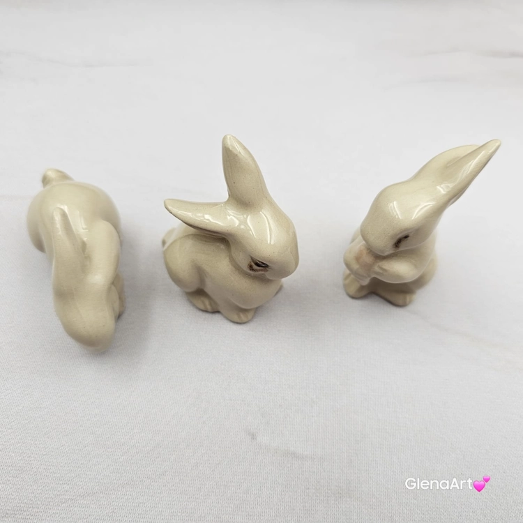 Zajączki ceramiczne 3 szt. figurki jasne kremowe zajączki wielkanocne ręcznie robione Wielkanoc figurka na stół do koszyczka zając