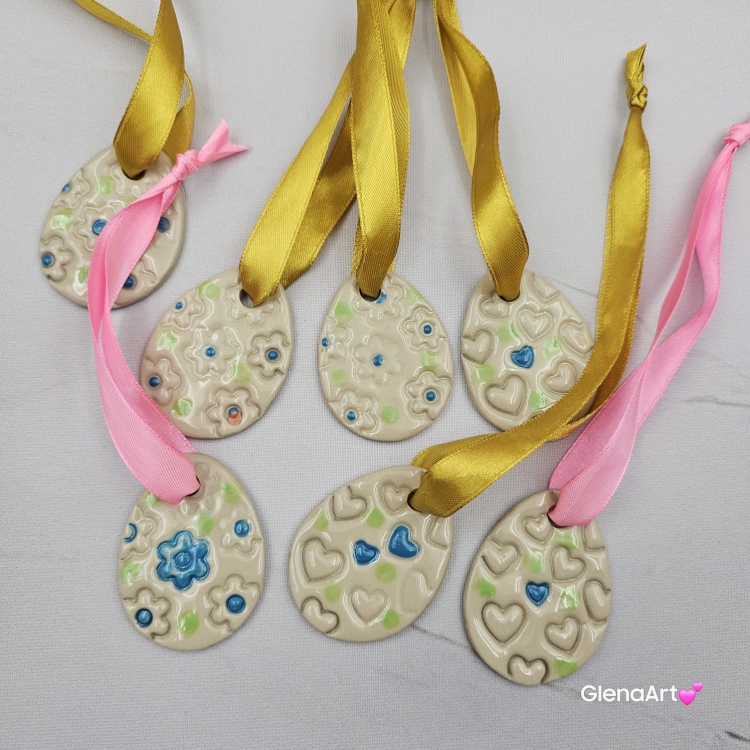 Zawieszka ceramiczna jajko pisanka na tasiemce zawieszka gałązki bazie na brzózki ozdoba wielkanocna ręcznie lepiona do powieszenia