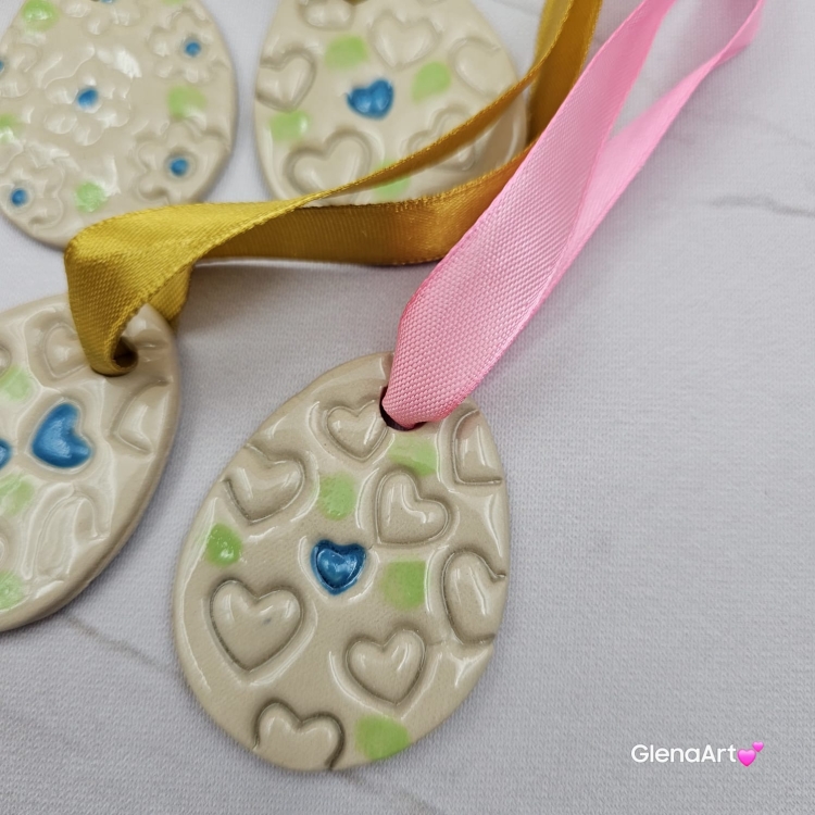 Zawieszka ceramiczna jajko pisanka na tasiemce zawieszka gałązki bazie na brzózki ozdoba wielkanocna ręcznie lepiona do powieszenia