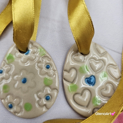 Zawieszka ceramiczna jajko pisanka na tasiemce zawieszka gałązki bazie na brzózki ozdoba wielkanocna ręcznie lepiona do powieszenia