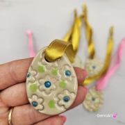 Zawieszka ceramiczna jajko pisanka na tasiemce zawieszka gałązki bazie na brzózki ozdoba wielkanocna ręcznie lepiona do powieszenia
