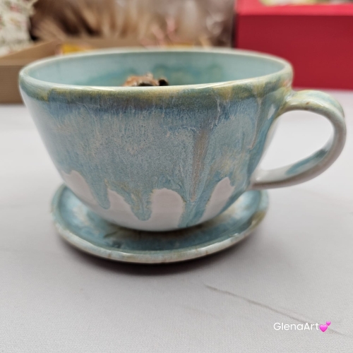 Filiżanka KAPIBARA ceramiczna ze spodkiem i kapibarą w środku ręcznie toczona i malowana w kolorze błękitnym i białym elegancka filiżanka z zabawnym zwierzątkiem kapibara kubek