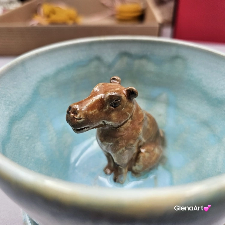 Filiżanka KAPIBARA ceramiczna ze spodkiem i kapibarą w środku ręcznie toczona i malowana w kolorze błękitnym i białym elegancka filiżanka z zabawnym zwierzątkiem kapibara kubek
