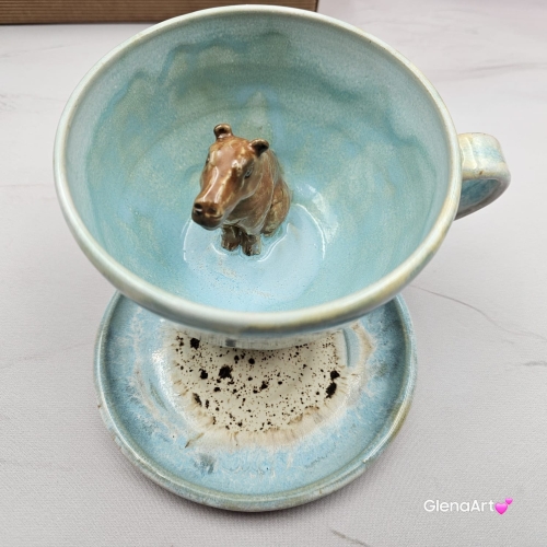 Filiżanka KAPIBARA ceramiczna ze spodkiem i kapibarą w środku ręcznie toczona i malowana w kolorze błękitnym i białym elegancka filiżanka z zabawnym zwierzątkiem kapibara kubek