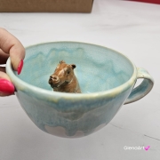 Filiżanka KAPIBARA ceramiczna ze spodkiem i kapibarą w środku ręcznie toczona i malowana w kolorze błękitnym i białym elegancka filiżanka z zabawnym zwierzątkiem kapibara kubek