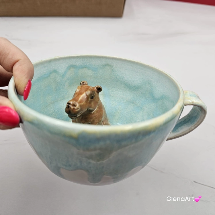 Filiżanka KAPIBARA ceramiczna ze spodkiem i kapibarą w środku ręcznie toczona i malowana w kolorze błękitnym i białym elegancka filiżanka z zabawnym zwierzątkiem kapibara kubek