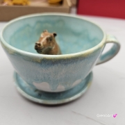 Filiżanka KAPIBARA ceramiczna ze spodkiem i kapibarą w środku ręcznie toczona i malowana w kolorze błękitnym i białym elegancka filiżanka z zabawnym zwierzątkiem kapibara kubek