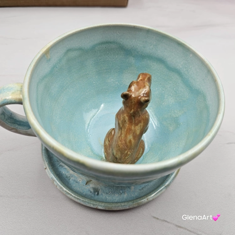 Filiżanka KAPIBARA ceramiczna ze spodkiem i kapibarą w środku ręcznie toczona i malowana w kolorze błękitnym i białym elegancka filiżanka z zabawnym zwierzątkiem kapibara kubek