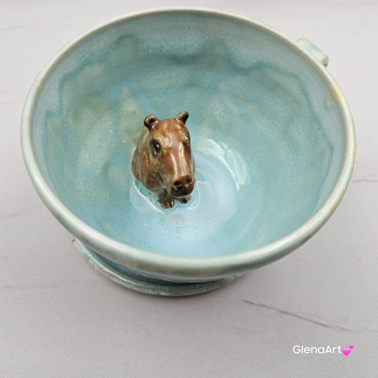 Filiżanka KAPIBARA ceramiczna ze spodkiem i kapibarą w środku ręcznie toczona i malowana w kolorze błękitnym i białym elegancka filiżanka z zabawnym zwierzątkiem kapibara kubek