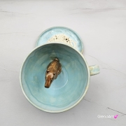 Filiżanka KAPIBARA ceramiczna ze spodkiem i kapibarą w środku ręcznie toczona i malowana w kolorze błękitnym i białym elegancka filiżanka z zabawnym zwierzątkiem kapibara kubek