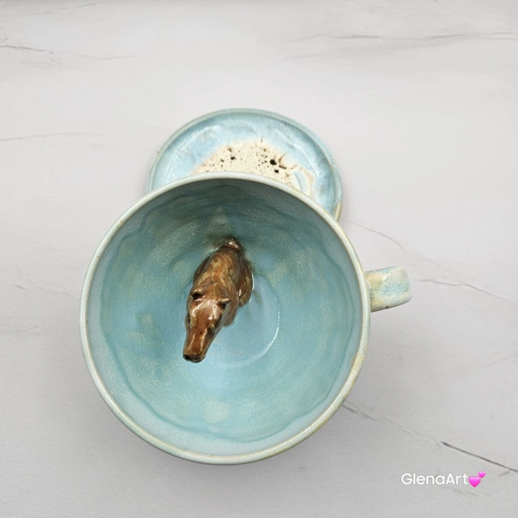 Filiżanka KAPIBARA ceramiczna ze spodkiem i kapibarą w środku ręcznie toczona i malowana w kolorze błękitnym i białym elegancka filiżanka z zabawnym zwierzątkiem kapibara kubek