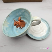 Filiżanka KAPIBARA ceramiczna ze spodkiem i kapibarą w środku ręcznie toczona i malowana w kolorze błękitnym i białym elegancka filiżanka z zabawnym zwierzątkiem kapibara kubek