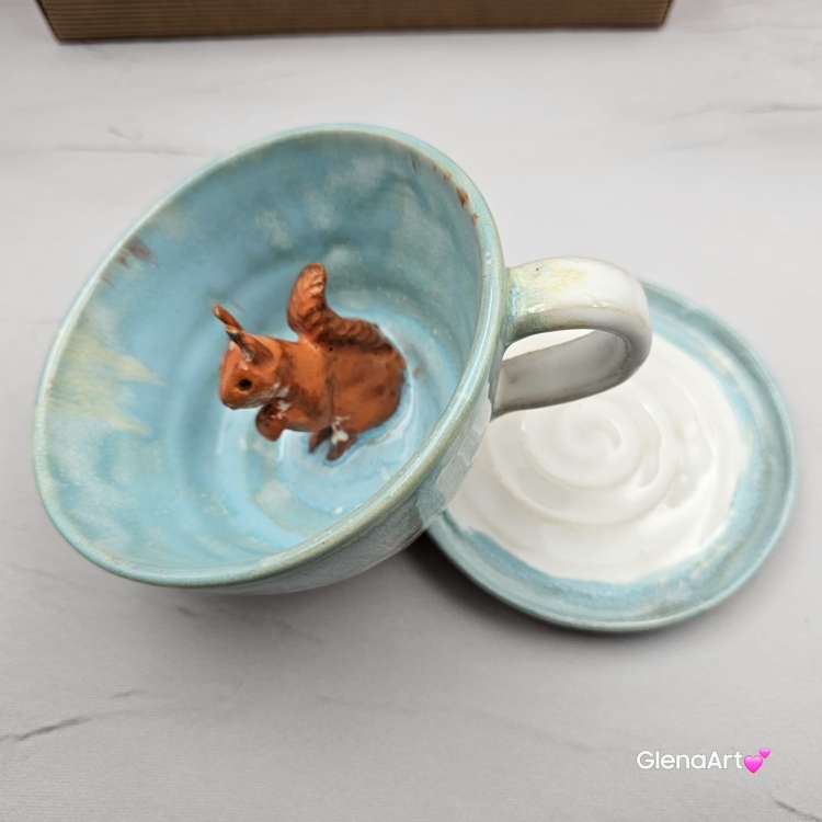 Filiżanka KAPIBARA ceramiczna ze spodkiem i kapibarą w środku ręcznie toczona i malowana w kolorze błękitnym i białym elegancka filiżanka z zabawnym zwierzątkiem kapibara kubek