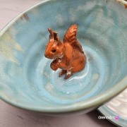 Filiżanka KAPIBARA ceramiczna ze spodkiem i kapibarą w środku ręcznie toczona i malowana w kolorze błękitnym i białym elegancka filiżanka z zabawnym zwierzątkiem kapibara kubek