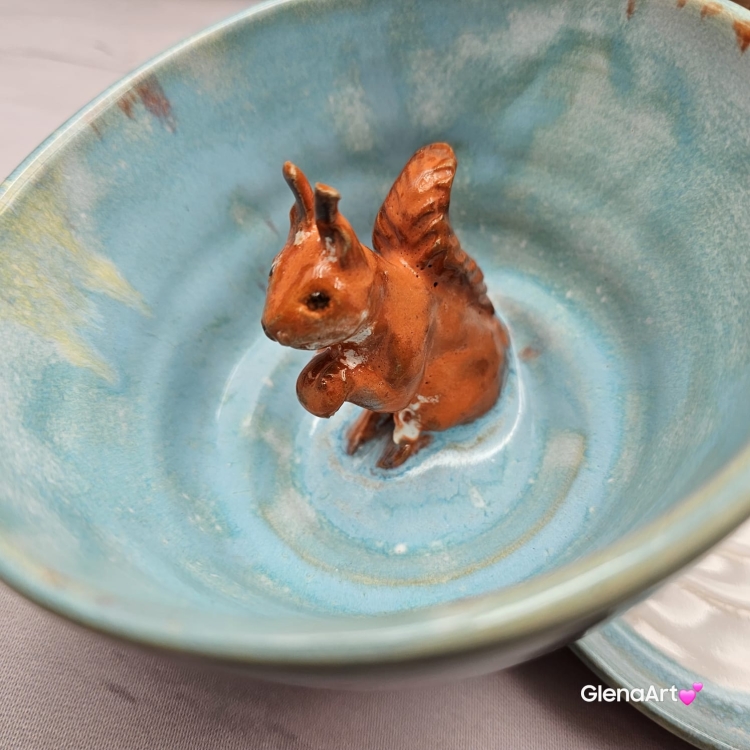 Filiżanka KAPIBARA ceramiczna ze spodkiem i kapibarą w środku ręcznie toczona i malowana w kolorze błękitnym i białym elegancka filiżanka z zabawnym zwierzątkiem kapibara kubek