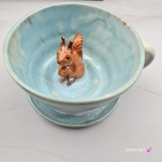 Filiżanka KAPIBARA ceramiczna ze spodkiem i kapibarą w środku ręcznie toczona i malowana w kolorze błękitnym i białym elegancka filiżanka z zabawnym zwierzątkiem kapibara kubek