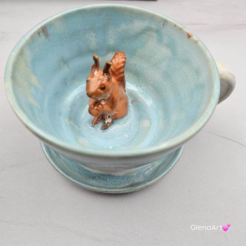 Filiżanka KAPIBARA ceramiczna ze spodkiem i kapibarą w środku ręcznie toczona i malowana w kolorze błękitnym i białym elegancka filiżanka z zabawnym zwierzątkiem kapibara kubek