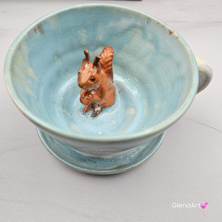 Filiżanka KAPIBARA ceramiczna ze spodkiem i kapibarą w środku ręcznie toczona i malowana w kolorze błękitnym i białym elegancka filiżanka z zabawnym zwierzątkiem kapibara kubek