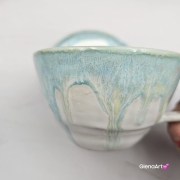 Filiżanka KAPIBARA ceramiczna ze spodkiem i kapibarą w środku ręcznie toczona i malowana w kolorze błękitnym i białym elegancka filiżanka z zabawnym zwierzątkiem kapibara kubek