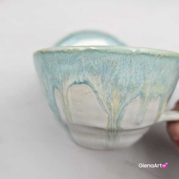 Filiżanka KAPIBARA ceramiczna ze spodkiem i kapibarą w środku ręcznie toczona i malowana w kolorze błękitnym i białym elegancka filiżanka z zabawnym zwierzątkiem kapibara kubek