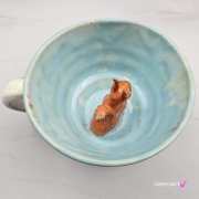 Filiżanka KAPIBARA ceramiczna ze spodkiem i kapibarą w środku ręcznie toczona i malowana w kolorze błękitnym i białym elegancka filiżanka z zabawnym zwierzątkiem kapibara kubek