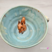 Filiżanka KAPIBARA ceramiczna ze spodkiem i kapibarą w środku ręcznie toczona i malowana w kolorze błękitnym i białym elegancka filiżanka z zabawnym zwierzątkiem kapibara kubek