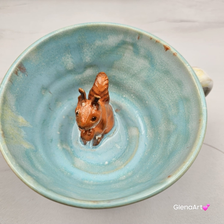 Filiżanka KAPIBARA ceramiczna ze spodkiem i kapibarą w środku ręcznie toczona i malowana w kolorze błękitnym i białym elegancka filiżanka z zabawnym zwierzątkiem kapibara kubek