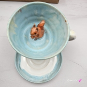 Filiżanka KAPIBARA ceramiczna ze spodkiem i kapibarą w środku ręcznie toczona i malowana w kolorze błękitnym i białym elegancka filiżanka z zabawnym zwierzątkiem kapibara kubek