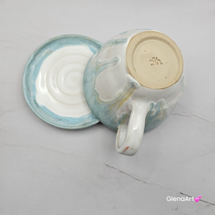 Filiżanka KAPIBARA ceramiczna ze spodkiem i kapibarą w środku ręcznie toczona i malowana w kolorze błękitnym i białym elegancka filiżanka z zabawnym zwierzątkiem kapibara kubek