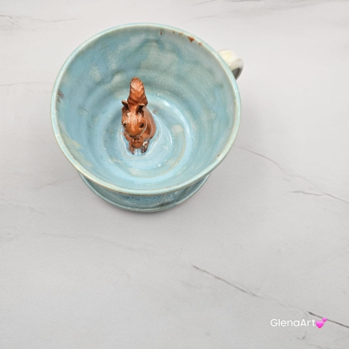 Filiżanka KAPIBARA ceramiczna ze spodkiem i kapibarą w środku ręcznie toczona i malowana w kolorze błękitnym i białym elegancka filiżanka z zabawnym zwierzątkiem kapibara kubek