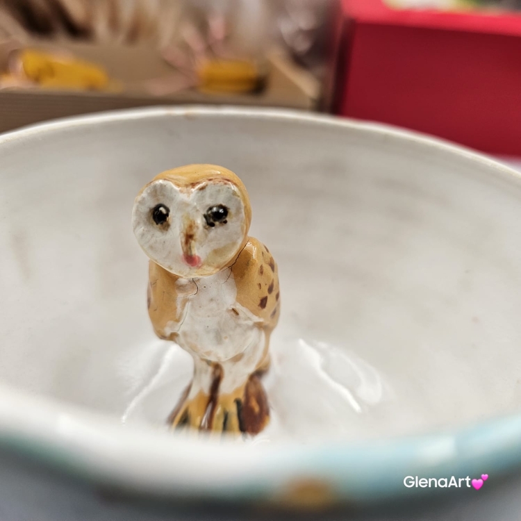 Filiżanka SOWA ceramiczna sówka ze spodkiem i uroczą SOWĄ w środku ręcznie toczona i malowana elegancka filiżanka odcienie bieli i błękitu kubek z sową kubek leśny