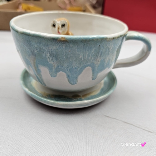 Filiżanka SOWA ceramiczna sówka ze spodkiem i uroczą SOWĄ w środku ręcznie toczona i malowana elegancka filiżanka odcienie bieli i błękitu kubek z sową kubek leśny