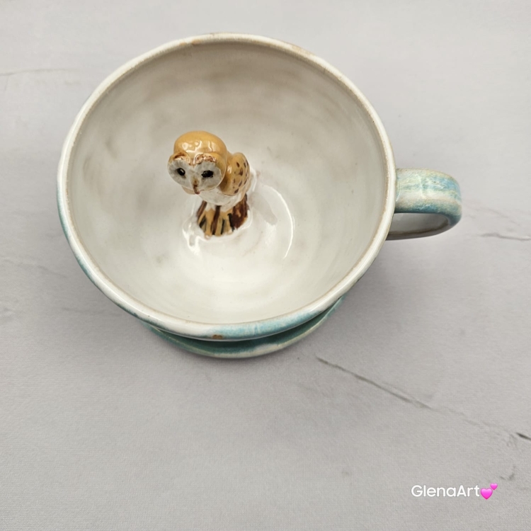 Filiżanka SOWA ceramiczna sówka ze spodkiem i uroczą SOWĄ w środku ręcznie toczona i malowana elegancka filiżanka odcienie bieli i błękitu kubek z sową kubek leśny