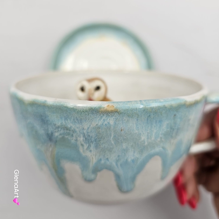 Filiżanka SOWA ceramiczna sówka ze spodkiem i uroczą SOWĄ w środku ręcznie toczona i malowana elegancka filiżanka odcienie bieli i błękitu kubek z sową kubek leśny